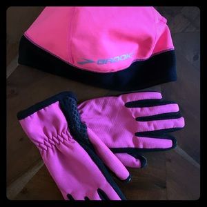 Brooks Cap and unknown brand gloves